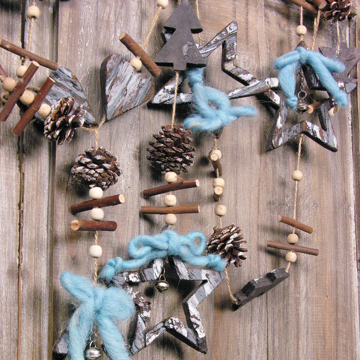 Dekorative Girlande aus Holz in Blautönen