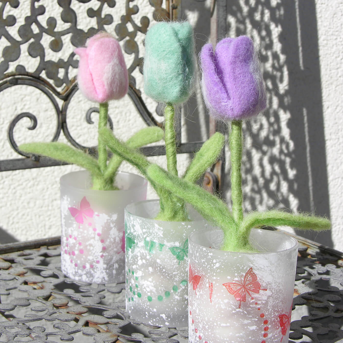 Tulpen aus Filz in Glasvasen