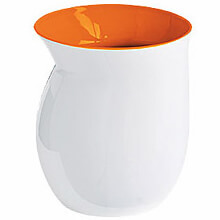 Vase Bella ist aussen weiss glänzend und innen orange