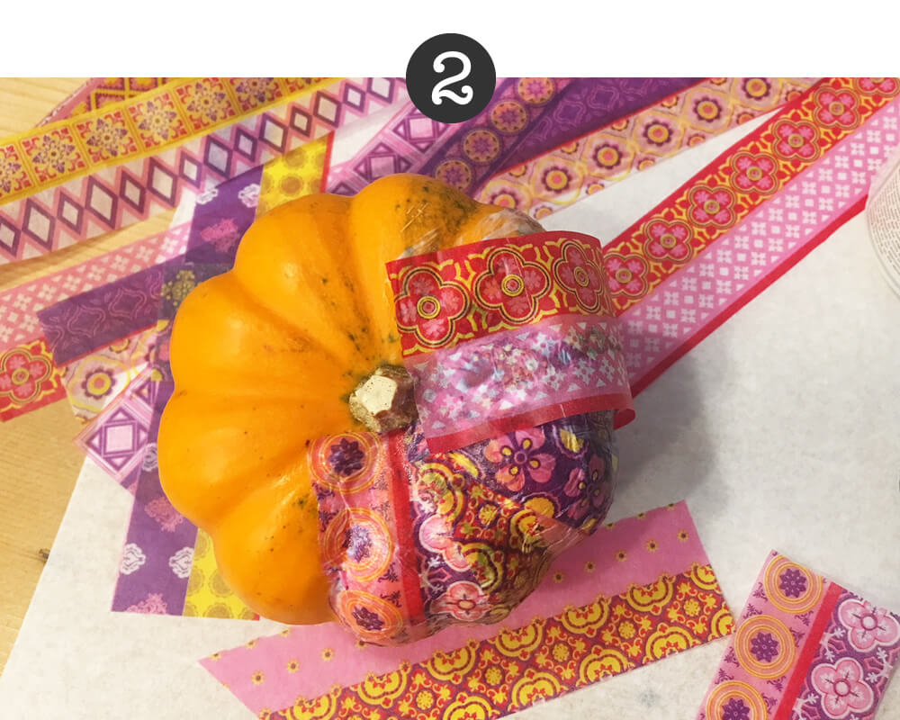 diy-kuerbis-decoupage-papier-auflegen