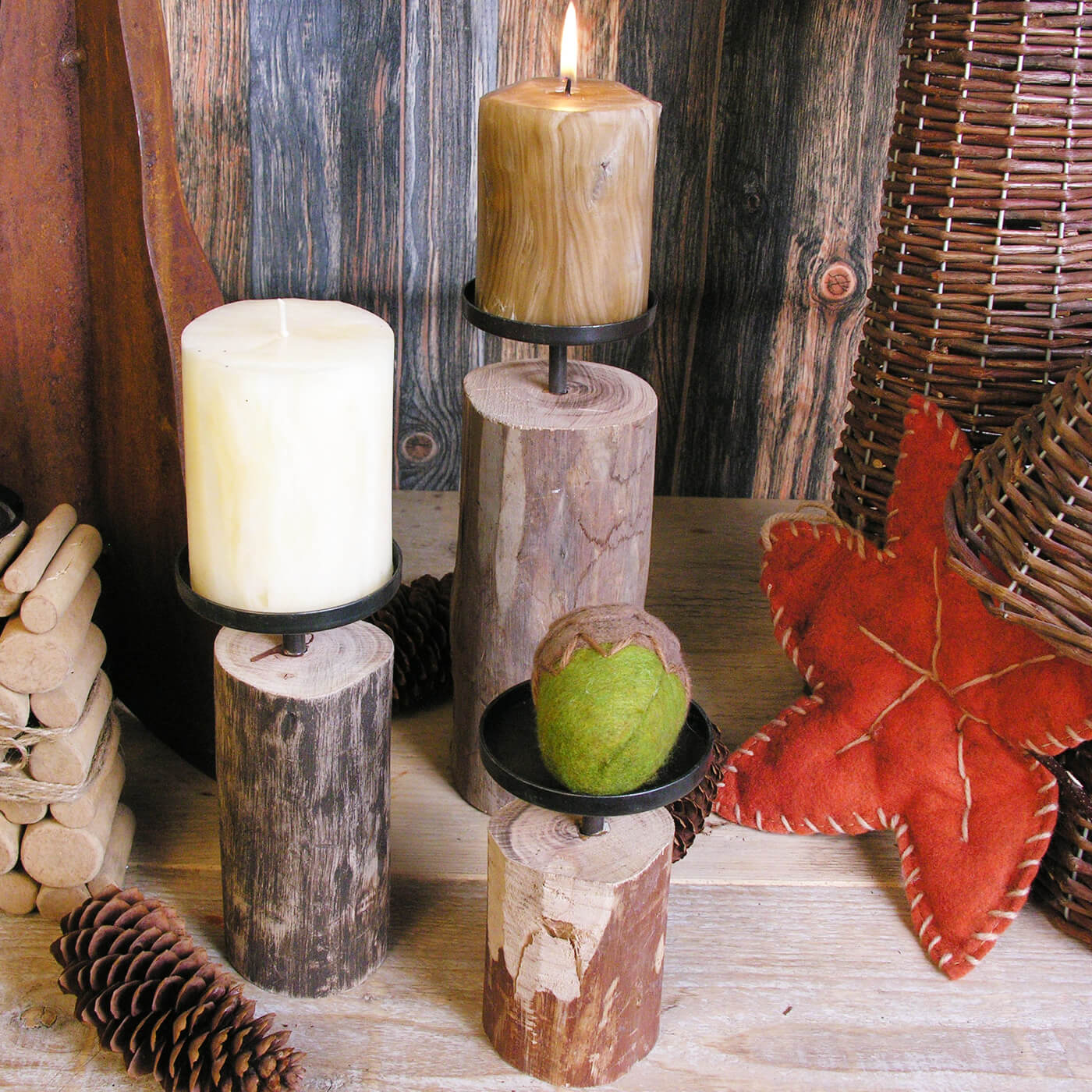 Kerzenständer aus Holz mit Kerzen dekoriert